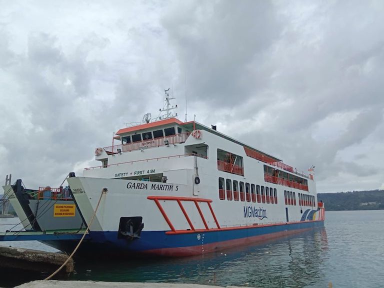 Rancangan Kapal Dengan Tempat Penumpang Dan Kendaraan