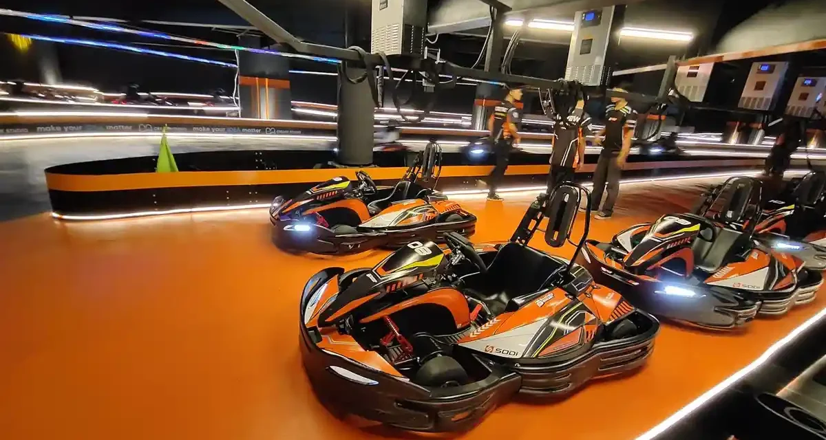 Olahraga Gokart Menggunakan Mobil Kecil Dan Arena