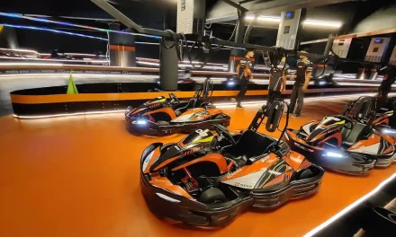 Olahraga Gokart Menggunakan Mobil Kecil Dan Arena