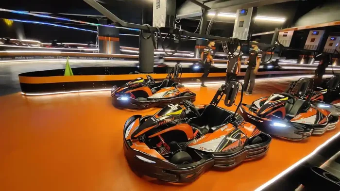 Olahraga Gokart Menggunakan Mobil Kecil Dan Arena