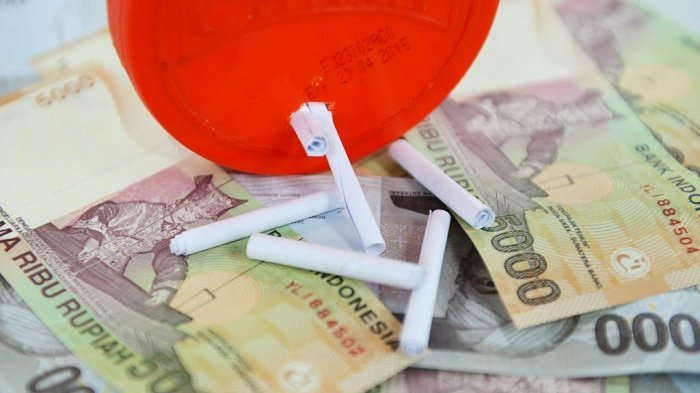 Bermain Arisan Atau Jula Jula Mengumpulkan Uang