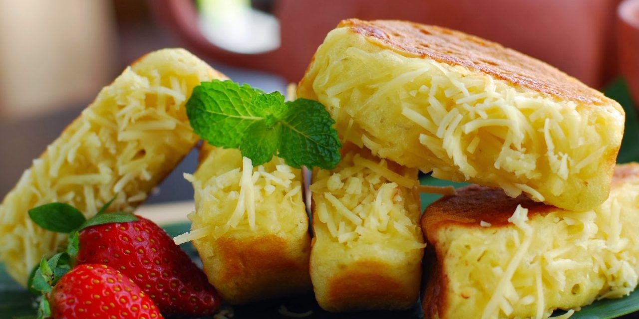 Kue Tradisional Indonesia Pukis Dengan Taburan Kelapa Parut