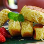 Kue Tradisional Indonesia Pukis Dengan Taburan Kelapa Parut