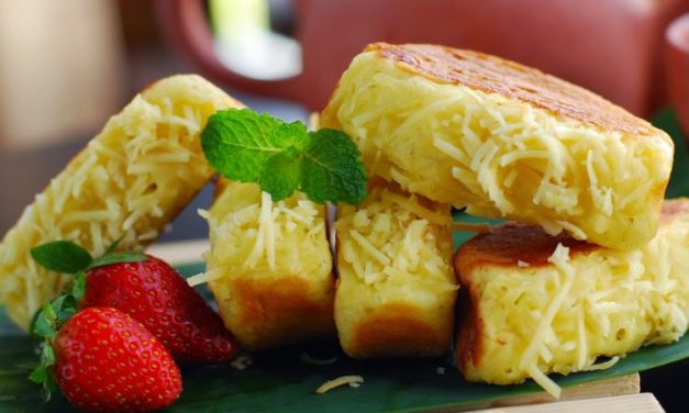 Kue Tradisional Indonesia Pukis Dengan Taburan Kelapa Parut