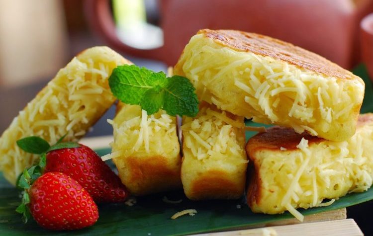 Kue Tradisional Indonesia Pukis Dengan Taburan Kelapa Parut