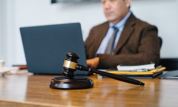 Profesi Pekerjaan Advokat Di Dalam Lembaga Hukum