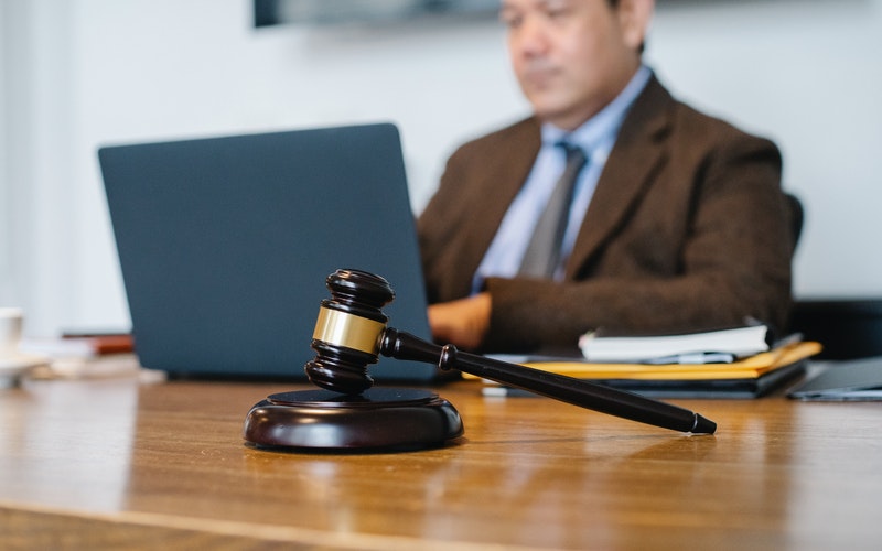 Profesi Pekerjaan Advokat Di Dalam Lembaga Hukum