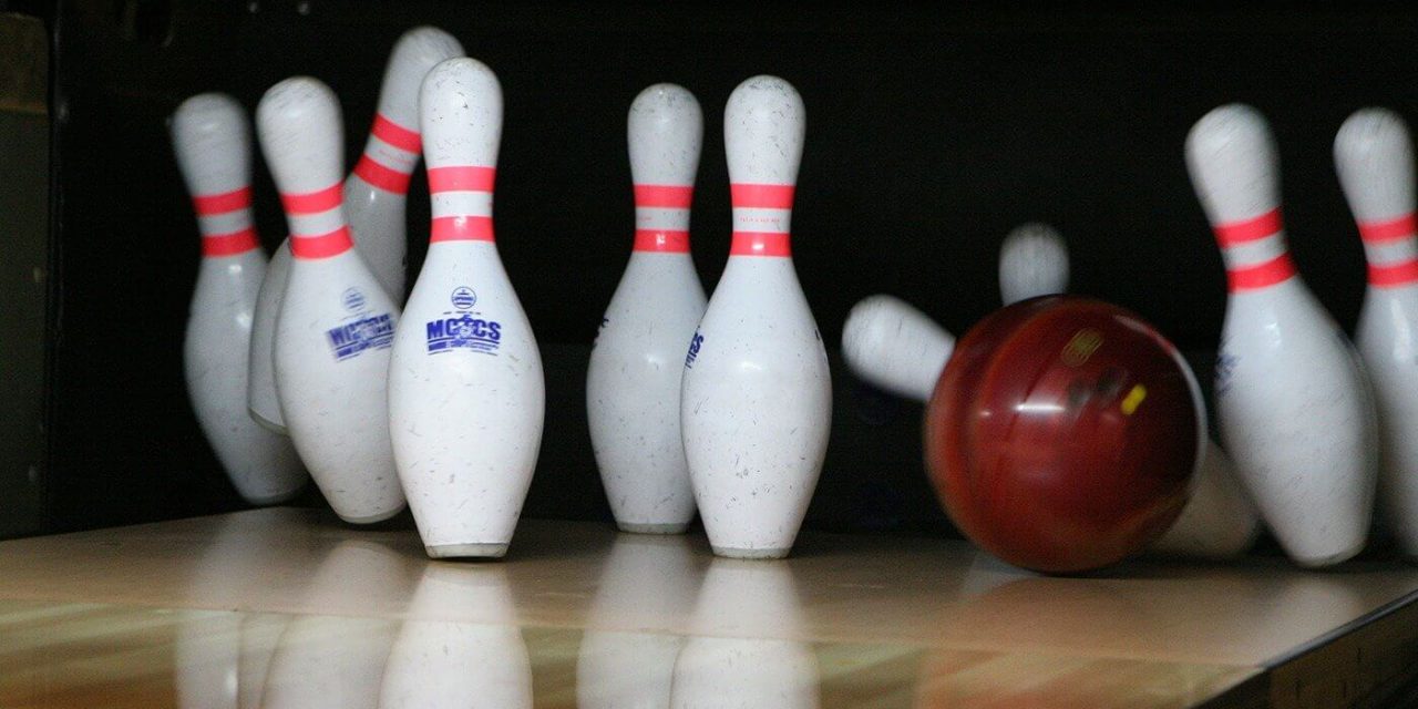 Olahraga Menggulirkan Bola Pada Permainan Bowling