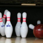 Olahraga Menggulirkan Bola Pada Permainan Bowling
