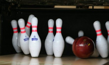 Olahraga Menggulirkan Bola Pada Permainan Bowling