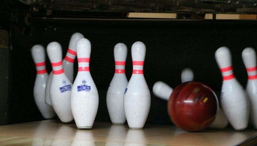 Olahraga Menggulirkan Bola Pada Permainan Bowling