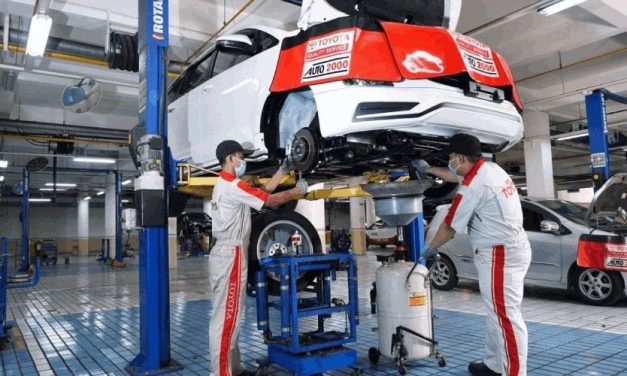 Seorang Profesi Mekanik Dalam Bengkel Maupun Balapan