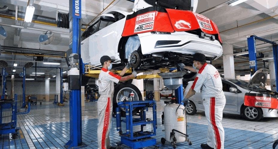 Seorang Profesi Mekanik Dalam Bengkel Maupun Balapan