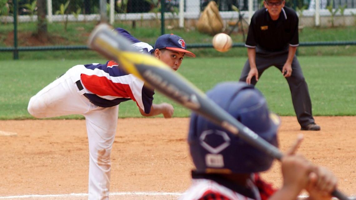 Olahraga Beregu Softball Dengan Alat Pemukul Bat
