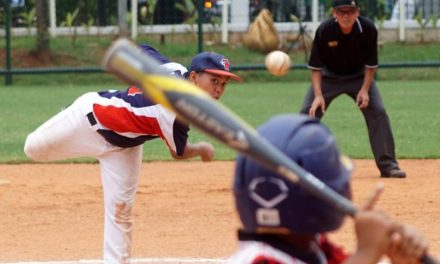 Olahraga Beregu Softball Dengan Alat Pemukul Bat