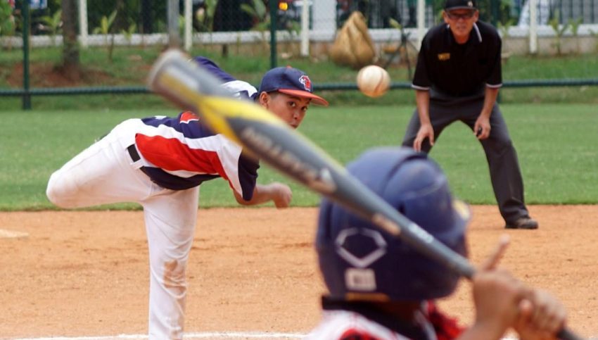 Olahraga Beregu Softball Dengan Alat Pemukul Bat