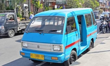 Kendaraan Bermobil Angkot Untuk Kebutuhan Umum