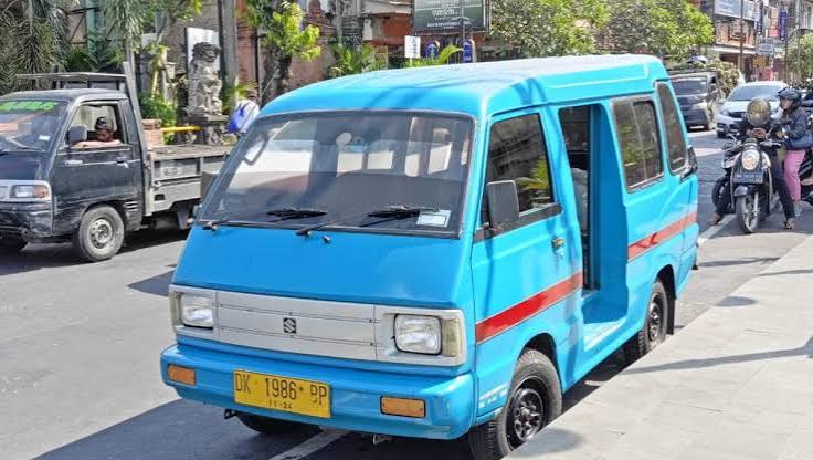 Kendaraan Bermobil Angkot Untuk Kebutuhan Umum