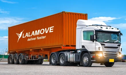 Sebuah Kendaraan Besar Truk Fuso Pengangkut Barang
