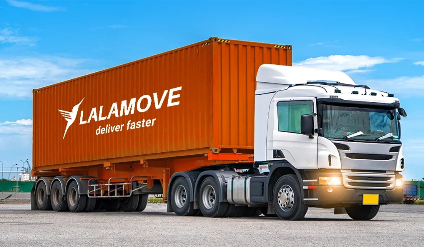 Sebuah Kendaraan Besar Truk Fuso Pengangkut Barang