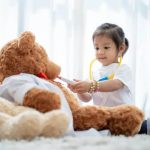 Sebuah Mainan Boneka Dengan Berbagai Jenis Bentuk