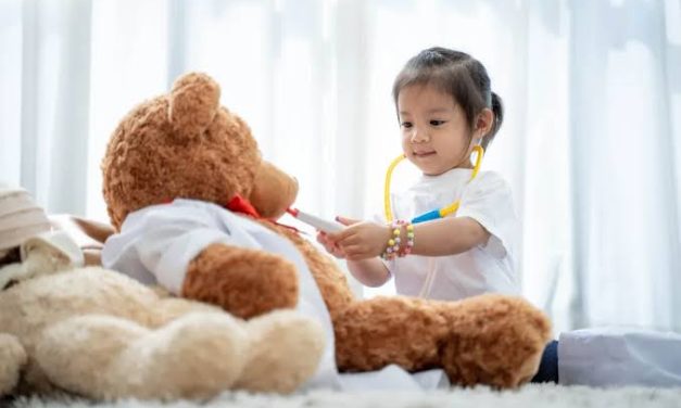 Sebuah Mainan Boneka Dengan Berbagai Jenis Bentuk