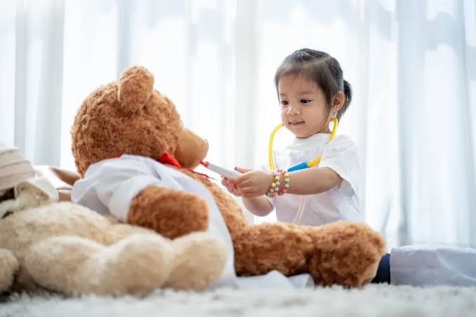 Sebuah Mainan Boneka Dengan Berbagai Jenis Bentuk