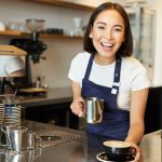 Pembuat Olahan Kopi Seorang Barista Yang Handal