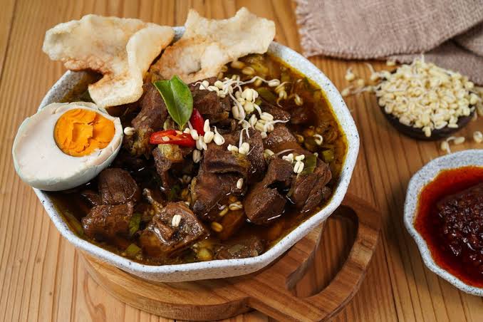 Hitam Pekat Kuah Dari Sebuah Makanan Rawon
