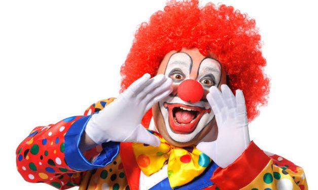 Pertunjukan Seseorang Badut Dengan Aksi Lucu