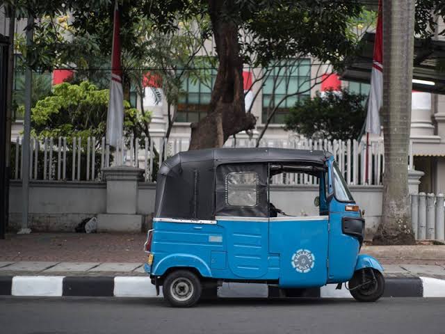Kendaraan Umum Kecil Roda Tiga Bemo