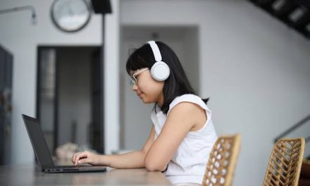 Barang Elektronik Headset Untuk Mendengarkan Audio