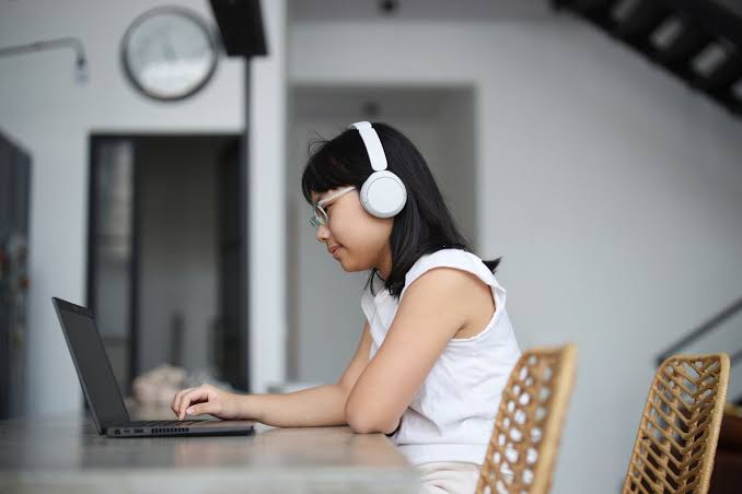 Barang Elektronik Headset Untuk Mendengarkan Audio