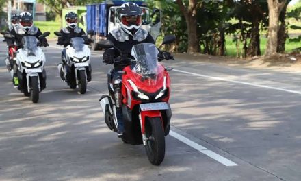 Kendaraan Skuter Matik Sebuah Keluaran Honda ADV