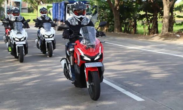 Kendaraan Skuter Matik Sebuah Keluaran Honda ADV