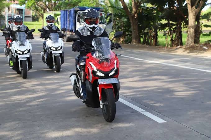 Kendaraan Skuter Matik Sebuah Keluaran Honda ADV