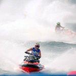 Sebuah Kendaraan Jetski Dengan Kecepatan Di Atas Air