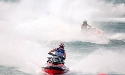 Sebuah Kendaraan Jetski Dengan Kecepatan Di Atas Air