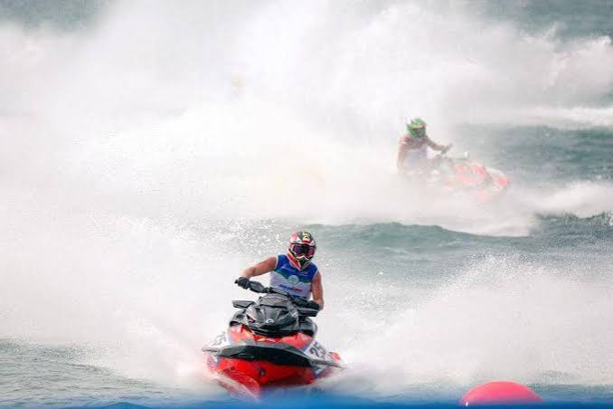Sebuah Kendaraan Jetski Dengan Kecepatan Di Atas Air