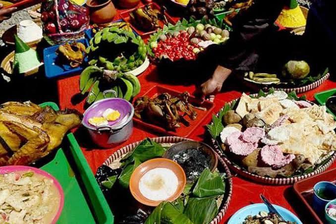 Sajian Makanan Sesajen Dalam Upacara Tradisional