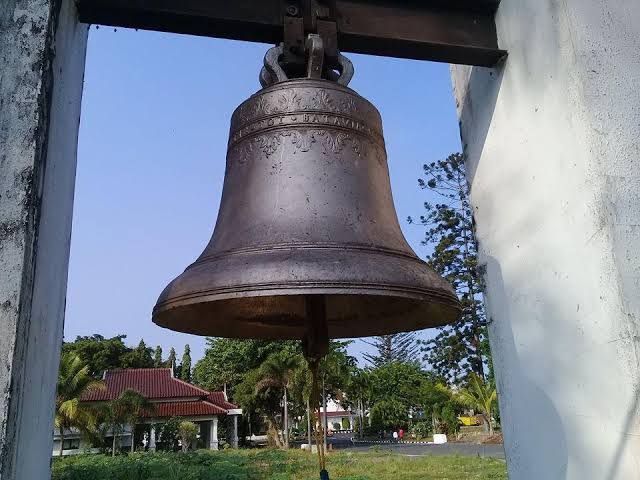Sebuah Benda Lonceng Dengan Bunyi Khusus
