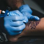 Suatu Seni Tato Dengan Pembuatan Di Tubuh Seseorang