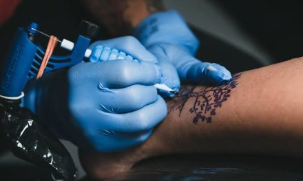 Suatu Seni Tato Dengan Pembuatan Di Tubuh Seseorang