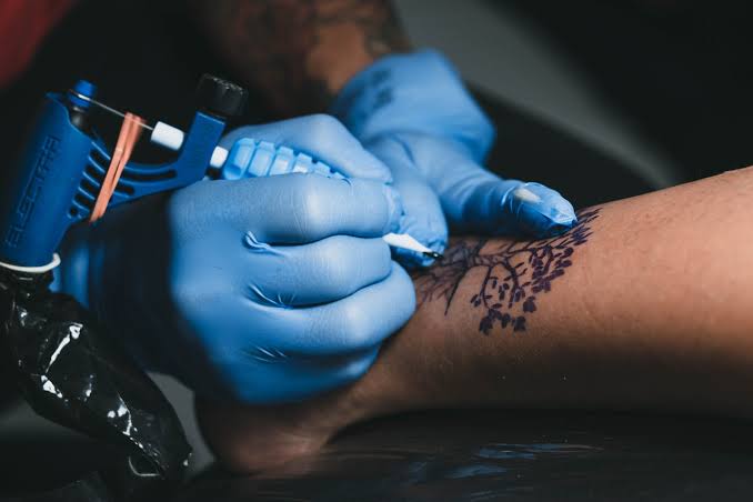 Suatu Seni Tato Dengan Pembuatan Di Tubuh Seseorang