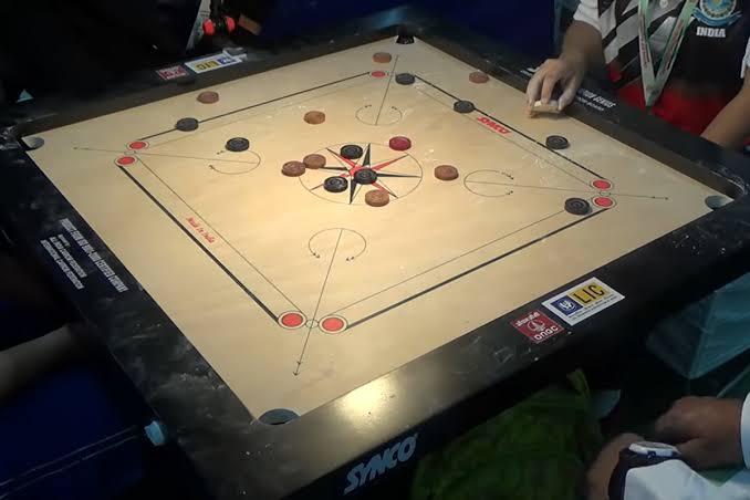 Olahraga Permainan Karambol Dengan Papan Yang Datar
