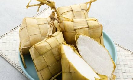Makanan Tradisional Ketupat Di Dalam Anyaman Daun Kelapa