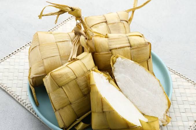 Makanan Tradisional Ketupat Di Dalam Anyaman Daun Kelapa