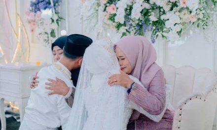 Kebudayaan Tradisional Indonesia Melakukan Sungkeman